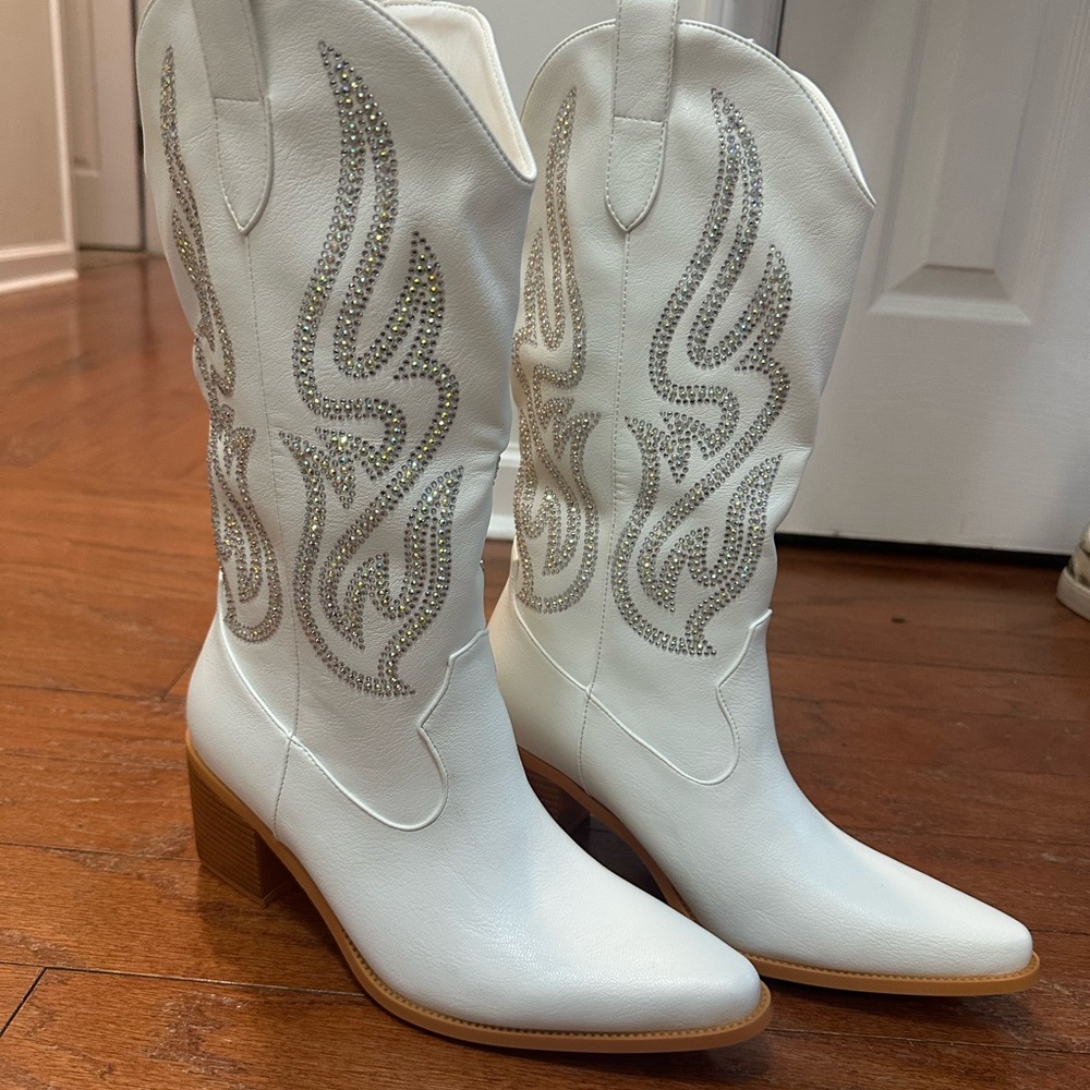 NEW IN BOX White Western Boots with Rhinestone Detailing